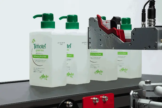 Marcaje sobre productos higiénicos plásticos con Impresoras Industriales Portátiles Anser con tintas blanca, amarilla, azul y roja
