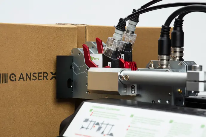Marcaje de caja de cartón con código de barras, impreso con impresora de marcaje y codificación Anser X1 con tinta base agua